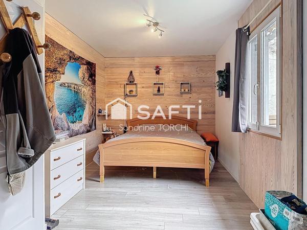 Maison 151m² sur 490m² de terrain avec piscine et cabanon.