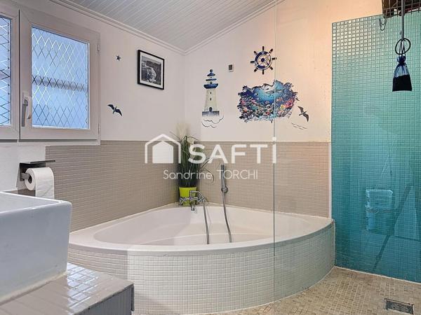 Maison 151m² sur 490m² de terrain avec piscine et cabanon.