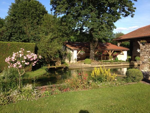 Le Moulin de la Roche propriété de Charme sur 1,5 hectares au coeur de la Haute-Marne
