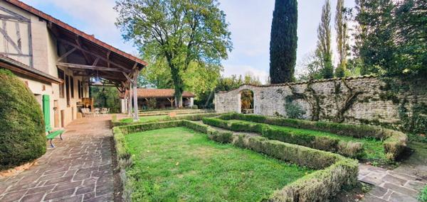 Le Moulin de la Roche propriété de Charme sur 1,5 hectares au coeur de la Haute-Marne