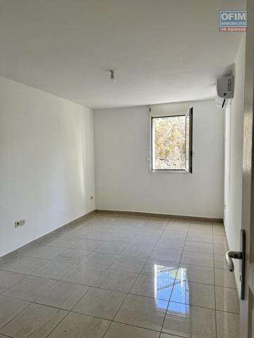 A louer ce bel appartement de type F2 sur la résidence INAIS à Sainte Clotilde.