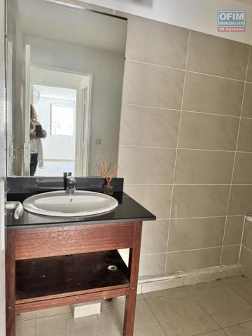 A louer ce bel appartement de type F2 sur la résidence INAIS à Sainte Clotilde.