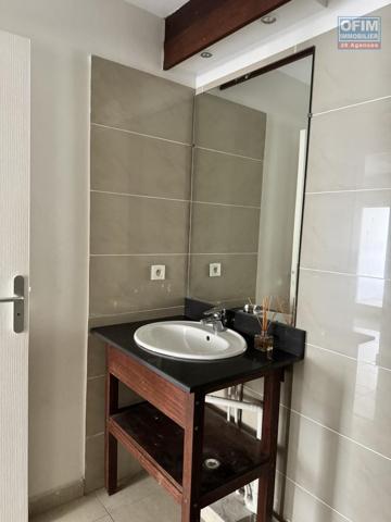 A louer ce bel appartement de type F2 sur la résidence INAIS à Sainte Clotilde.