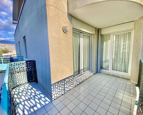 Superbe T4 lumineux avec triple exposition – Chambéry (5ᵉ étage)