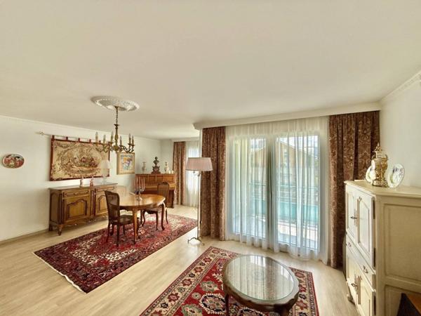 Superbe T4 lumineux avec triple exposition – Chambéry (5ᵉ étage)