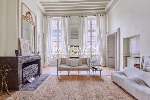 A vendre -  Île Saint-Louis -Paris 4e -Hôtel particulier du XVIIe siècle -Appartement d'exception de 197 m² -Volumes remarquables - 4 chambres -Ascenseur -Parking