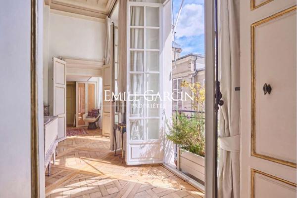 A vendre -  Île Saint-Louis -Paris 4e -Hôtel particulier du XVIIe siècle -Appartement d'exception de 197 m² -Volumes remarquables - 4 chambres -Ascenseur -Parking