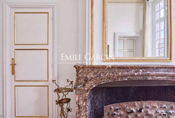 A vendre -  Île Saint-Louis -Paris 4e -Hôtel particulier du XVIIe siècle -Appartement d'exception de 197 m² -Volumes remarquables - 4 chambres -Ascenseur -Parking
