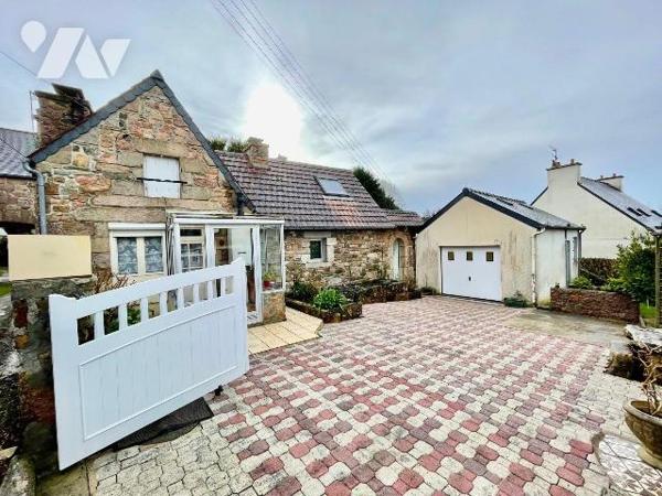 Trégastel Bourg  (22730) 
Bel ensemble immobilier composé de deux maisons en pierre.
La maiso...