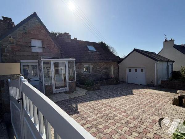 Trégastel Bourg  (22730) 
Bel ensemble immobilier composé de deux maisons en pierre.
La maiso...