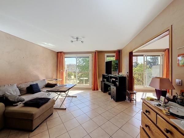 Appartement
         5 pièces
        - 90 m² 199 900 € *