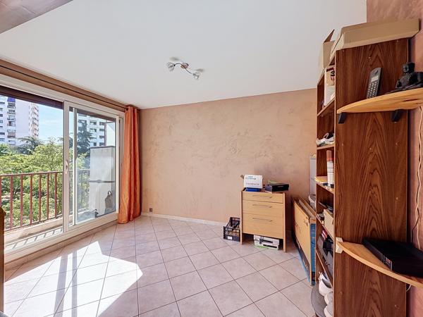 Appartement
         5 pièces
        - 90 m² 199 900 € *