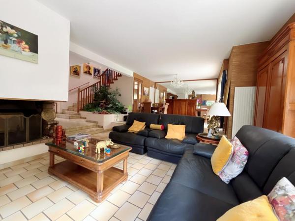 Charmante villa familiale de style Architecte de 184 m² sur un terrain 4 faces piscinable dans un secteur très calme