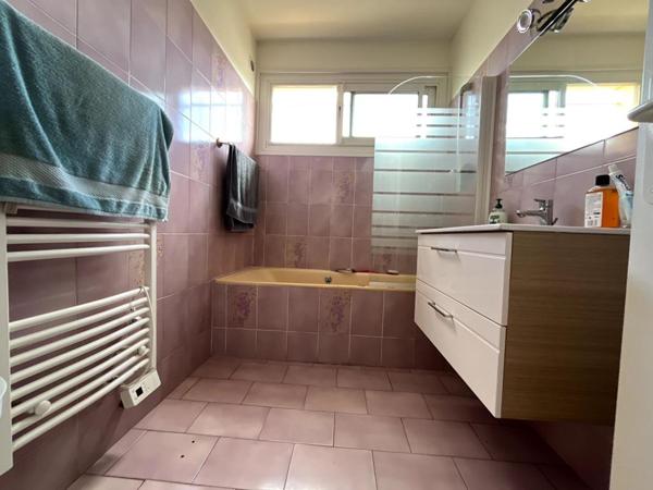 Charmante villa familiale de style Architecte de 184 m² sur un terrain 4 faces piscinable dans un secteur très calme