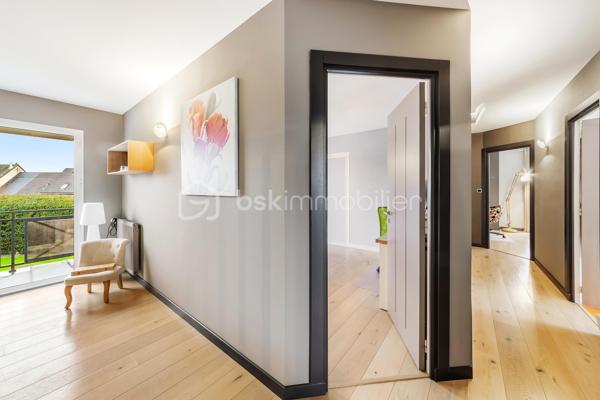 Découvrez cette très belle maison contemporaine de 305 m², située dans un lotissement paisible situé à Vitré.
À 1 km des crèches, écoles, collèges, lycées et grandes surfaces, cette propriété offre un emplacement idéal pour les familles. 

Peux convenir aussi pour une activité de cabinet de kinésithérapie.
Dimensions piscine de 15M/4m profondeur de 1,1 à 2,1  plongeoir,  jacuzzi, couverte de 130 M² ; très grandes baies vitrées.
Elle se trouve à seulement 1h15 de Paris en TGV et à 1h15 de la côte !

Caractéristiques de la Maison :

Surface habitable : 230 m².

4 chambres à l'étage, chacune avec penderie. Salle de bain avec douche italienne, WC, grande buanderie et grand dressing
Balcon et grenier.

Rez-de-chaussée : Entrée, salon-séjour, cuisine équipée, buanderie, dressing, salle de bain avec douche italienne, salle de cinéma/jeux (ou possibilité de très grande chambre)
Double garage avec deux entrées.

Piscine de Luxe :

Piscine couverte avec finitions haut de gamme
Dimensions du bassin : 15x4 m, profondeur de 1,1 à 2,1 m
Grandes baies vitrées, 3 vestiaires, douche italienne spacieuse et jacuzzi.

Terrain et Extérieur :

Terrain clôturé de 1460 m² avec exposition sud-ouest, éclairages.
Terrasse de 90 m² avec éclairages
Portes d'entrée automatiques.

Confort et Équipements :

Chauffage au gaz de ville + poêle à granulés
Rénovation complète en 2016

Prix de vente : 690 000 €

Visite Virtuelle disponible