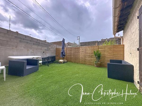 Maison  de ville atypique avec grand garage et extérieur