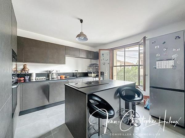 Maison  de ville atypique avec grand garage et extérieur