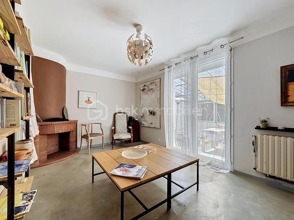 Venez découvrir cette maison située à Carcassonne, proche de la cité Médiévale et de toutes les commodités.
Cette maison se compose : 
Au rez-de-chaussée d'une entrée avec placards, d'une cuisine équipée avec accès à une terrasse idéale pour y prendre les repas à la belle saison, un séjour avec accès au jardin d'hiver, une buanderie avec WC, un garage, et un atelier de jardinage.
Au 1er étage, trois chambres, une salle d'eau, et un WC indépendant.
Cette maison rénovée est équipée de menuiseries doubles vitrages, un chauffage central au gaz avec une chaudière récente.

Je suis à votre disposition pour tout renseignement complémentaires.