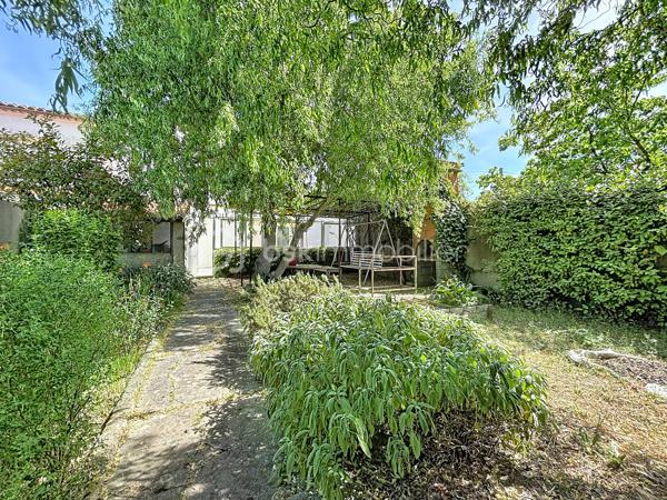 Venez découvrir cette maison située à Carcassonne, proche de la cité Médiévale et de toutes les commodités.
Cette maison se compose : 
Au rez-de-chaussée d'une entrée avec placards, d'une cuisine équipée avec accès à une terrasse idéale pour y prendre les repas à la belle saison, un séjour avec accès au jardin d'hiver, une buanderie avec WC, un garage, et un atelier de jardinage.
Au 1er étage, trois chambres, une salle d'eau, et un WC indépendant.
Cette maison rénovée est équipée de menuiseries doubles vitrages, un chauffage central au gaz avec une chaudière récente.

Je suis à votre disposition pour tout renseignement complémentaires.