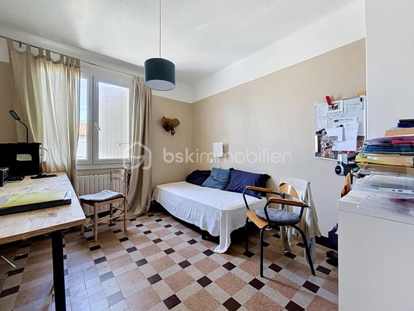 Venez découvrir cette maison située à Carcassonne, proche de la cité Médiévale et de toutes les commodités.
Cette maison se compose : 
Au rez-de-chaussée d'une entrée avec placards, d'une cuisine équipée avec accès à une terrasse idéale pour y prendre les repas à la belle saison, un séjour avec accès au jardin d'hiver, une buanderie avec WC, un garage, et un atelier de jardinage.
Au 1er étage, trois chambres, une salle d'eau, et un WC indépendant.
Cette maison rénovée est équipée de menuiseries doubles vitrages, un chauffage central au gaz avec une chaudière récente.

Je suis à votre disposition pour tout renseignement complémentaires.