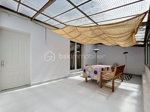 Venez découvrir cette maison située à Carcassonne, proche de la cité Médiévale et de toutes les commodités.
Cette maison se compose : 
Au rez-de-chaussée d'une entrée avec placards, d'une cuisine équipée avec accès à une terrasse idéale pour y prendre les repas à la belle saison, un séjour avec accès au jardin d'hiver, une buanderie avec WC, un garage, et un atelier de jardinage.
Au 1er étage, trois chambres, une salle d'eau, et un WC indépendant.
Cette maison rénovée est équipée de menuiseries doubles vitrages, un chauffage central au gaz avec une chaudière récente.

Je suis à votre disposition pour tout renseignement complémentaires.