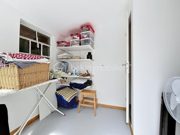 Venez découvrir cette maison située à Carcassonne, proche de la cité Médiévale et de toutes les commodités.
Cette maison se compose : 
Au rez-de-chaussée d'une entrée avec placards, d'une cuisine équipée avec accès à une terrasse idéale pour y prendre les repas à la belle saison, un séjour avec accès au jardin d'hiver, une buanderie avec WC, un garage, et un atelier de jardinage.
Au 1er étage, trois chambres, une salle d'eau, et un WC indépendant.
Cette maison rénovée est équipée de menuiseries doubles vitrages, un chauffage central au gaz avec une chaudière récente.

Je suis à votre disposition pour tout renseignement complémentaires.