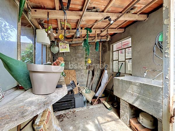 Venez découvrir cette maison située à Carcassonne, proche de la cité Médiévale et de toutes les commodités.
Cette maison se compose : 
Au rez-de-chaussée d'une entrée avec placards, d'une cuisine équipée avec accès à une terrasse idéale pour y prendre les repas à la belle saison, un séjour avec accès au jardin d'hiver, une buanderie avec WC, un garage, et un atelier de jardinage.
Au 1er étage, trois chambres, une salle d'eau, et un WC indépendant.
Cette maison rénovée est équipée de menuiseries doubles vitrages, un chauffage central au gaz avec une chaudière récente.

Je suis à votre disposition pour tout renseignement complémentaires.