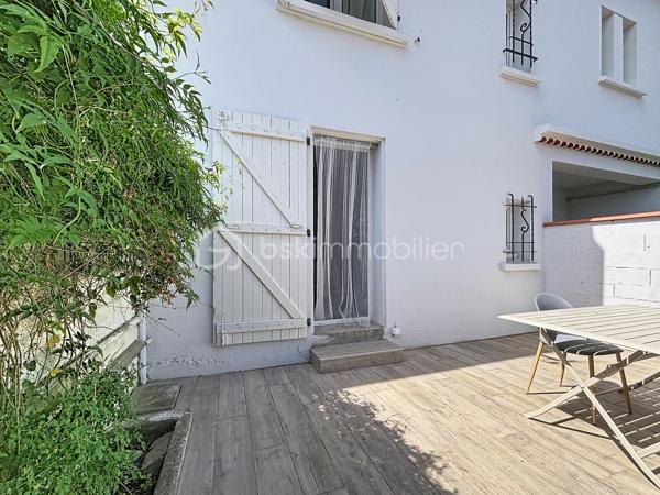 Venez découvrir cette maison située à Carcassonne, proche de la cité Médiévale et de toutes les commodités.
Cette maison se compose : 
Au rez-de-chaussée d'une entrée avec placards, d'une cuisine équipée avec accès à une terrasse idéale pour y prendre les repas à la belle saison, un séjour avec accès au jardin d'hiver, une buanderie avec WC, un garage, et un atelier de jardinage.
Au 1er étage, trois chambres, une salle d'eau, et un WC indépendant.
Cette maison rénovée est équipée de menuiseries doubles vitrages, un chauffage central au gaz avec une chaudière récente.

Je suis à votre disposition pour tout renseignement complémentaires.
