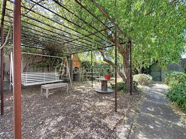 Venez découvrir cette maison située à Carcassonne, proche de la cité Médiévale et de toutes les commodités.
Cette maison se compose : 
Au rez-de-chaussée d'une entrée avec placards, d'une cuisine équipée avec accès à une terrasse idéale pour y prendre les repas à la belle saison, un séjour avec accès au jardin d'hiver, une buanderie avec WC, un garage, et un atelier de jardinage.
Au 1er étage, trois chambres, une salle d'eau, et un WC indépendant.
Cette maison rénovée est équipée de menuiseries doubles vitrages, un chauffage central au gaz avec une chaudière récente.

Je suis à votre disposition pour tout renseignement complémentaires.