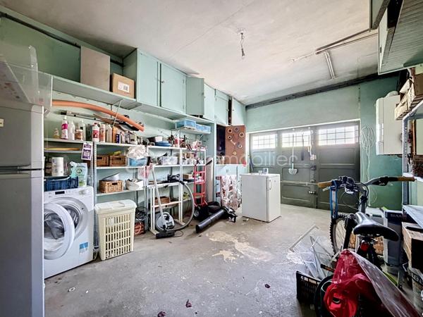 Venez découvrir cette maison située à Carcassonne, proche de la cité Médiévale et de toutes les commodités.
Cette maison se compose : 
Au rez-de-chaussée d'une entrée avec placards, d'une cuisine équipée avec accès à une terrasse idéale pour y prendre les repas à la belle saison, un séjour avec accès au jardin d'hiver, une buanderie avec WC, un garage, et un atelier de jardinage.
Au 1er étage, trois chambres, une salle d'eau, et un WC indépendant.
Cette maison rénovée est équipée de menuiseries doubles vitrages, un chauffage central au gaz avec une chaudière récente.

Je suis à votre disposition pour tout renseignement complémentaires.