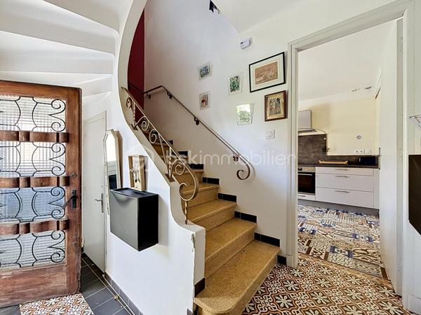 Venez découvrir cette maison située à Carcassonne, proche de la cité Médiévale et de toutes les commodités.
Cette maison se compose : 
Au rez-de-chaussée d'une entrée avec placards, d'une cuisine équipée avec accès à une terrasse idéale pour y prendre les repas à la belle saison, un séjour avec accès au jardin d'hiver, une buanderie avec WC, un garage, et un atelier de jardinage.
Au 1er étage, trois chambres, une salle d'eau, et un WC indépendant.
Cette maison rénovée est équipée de menuiseries doubles vitrages, un chauffage central au gaz avec une chaudière récente.

Je suis à votre disposition pour tout renseignement complémentaires.
