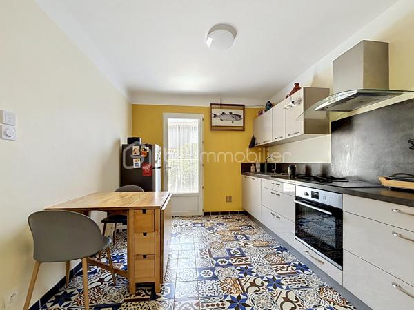Venez découvrir cette maison située à Carcassonne, proche de la cité Médiévale et de toutes les commodités.
Cette maison se compose : 
Au rez-de-chaussée d'une entrée avec placards, d'une cuisine équipée avec accès à une terrasse idéale pour y prendre les repas à la belle saison, un séjour avec accès au jardin d'hiver, une buanderie avec WC, un garage, et un atelier de jardinage.
Au 1er étage, trois chambres, une salle d'eau, et un WC indépendant.
Cette maison rénovée est équipée de menuiseries doubles vitrages, un chauffage central au gaz avec une chaudière récente.

Je suis à votre disposition pour tout renseignement complémentaires.