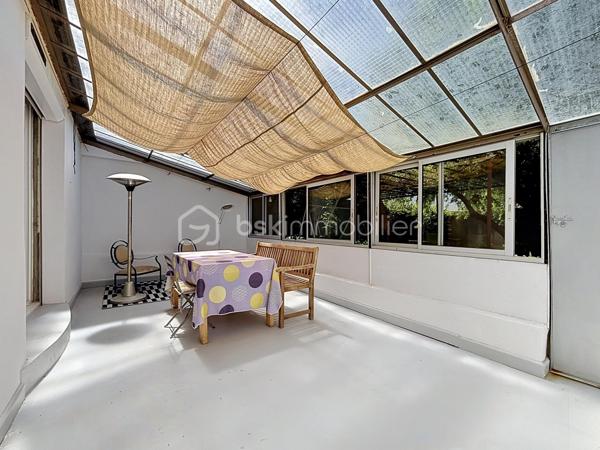 Venez découvrir cette maison située à Carcassonne, proche de la cité Médiévale et de toutes les commodités.
Cette maison se compose : 
Au rez-de-chaussée d'une entrée avec placards, d'une cuisine équipée avec accès à une terrasse idéale pour y prendre les repas à la belle saison, un séjour avec accès au jardin d'hiver, une buanderie avec WC, un garage, et un atelier de jardinage.
Au 1er étage, trois chambres, une salle d'eau, et un WC indépendant.
Cette maison rénovée est équipée de menuiseries doubles vitrages, un chauffage central au gaz avec une chaudière récente.

Je suis à votre disposition pour tout renseignement complémentaires.