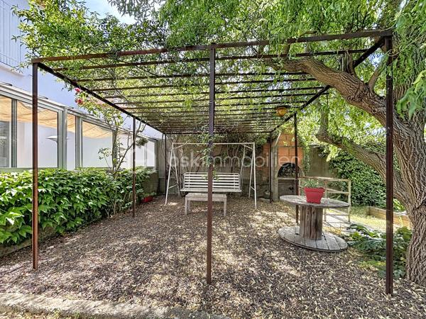 Venez découvrir cette maison située à Carcassonne, proche de la cité Médiévale et de toutes les commodités.
Cette maison se compose : 
Au rez-de-chaussée d'une entrée avec placards, d'une cuisine équipée avec accès à une terrasse idéale pour y prendre les repas à la belle saison, un séjour avec accès au jardin d'hiver, une buanderie avec WC, un garage, et un atelier de jardinage.
Au 1er étage, trois chambres, une salle d'eau, et un WC indépendant.
Cette maison rénovée est équipée de menuiseries doubles vitrages, un chauffage central au gaz avec une chaudière récente.

Je suis à votre disposition pour tout renseignement complémentaires.