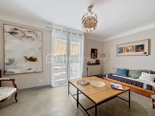 Venez découvrir cette maison située à Carcassonne, proche de la cité Médiévale et de toutes les commodités.
Cette maison se compose : 
Au rez-de-chaussée d'une entrée avec placards, d'une cuisine équipée avec accès à une terrasse idéale pour y prendre les repas à la belle saison, un séjour avec accès au jardin d'hiver, une buanderie avec WC, un garage, et un atelier de jardinage.
Au 1er étage, trois chambres, une salle d'eau, et un WC indépendant.
Cette maison rénovée est équipée de menuiseries doubles vitrages, un chauffage central au gaz avec une chaudière récente.

Je suis à votre disposition pour tout renseignement complémentaires.