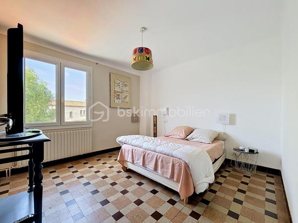 Venez découvrir cette maison située à Carcassonne, proche de la cité Médiévale et de toutes les commodités.
Cette maison se compose : 
Au rez-de-chaussée d'une entrée avec placards, d'une cuisine équipée avec accès à une terrasse idéale pour y prendre les repas à la belle saison, un séjour avec accès au jardin d'hiver, une buanderie avec WC, un garage, et un atelier de jardinage.
Au 1er étage, trois chambres, une salle d'eau, et un WC indépendant.
Cette maison rénovée est équipée de menuiseries doubles vitrages, un chauffage central au gaz avec une chaudière récente.

Je suis à votre disposition pour tout renseignement complémentaires.