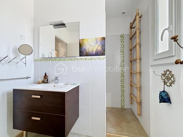 Venez découvrir cette maison située à Carcassonne, proche de la cité Médiévale et de toutes les commodités.
Cette maison se compose : 
Au rez-de-chaussée d'une entrée avec placards, d'une cuisine équipée avec accès à une terrasse idéale pour y prendre les repas à la belle saison, un séjour avec accès au jardin d'hiver, une buanderie avec WC, un garage, et un atelier de jardinage.
Au 1er étage, trois chambres, une salle d'eau, et un WC indépendant.
Cette maison rénovée est équipée de menuiseries doubles vitrages, un chauffage central au gaz avec une chaudière récente.

Je suis à votre disposition pour tout renseignement complémentaires.