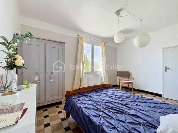 Venez découvrir cette maison située à Carcassonne, proche de la cité Médiévale et de toutes les commodités.
Cette maison se compose : 
Au rez-de-chaussée d'une entrée avec placards, d'une cuisine équipée avec accès à une terrasse idéale pour y prendre les repas à la belle saison, un séjour avec accès au jardin d'hiver, une buanderie avec WC, un garage, et un atelier de jardinage.
Au 1er étage, trois chambres, une salle d'eau, et un WC indépendant.
Cette maison rénovée est équipée de menuiseries doubles vitrages, un chauffage central au gaz avec une chaudière récente.

Je suis à votre disposition pour tout renseignement complémentaires.