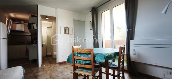 À vendre – Appartement à Saint-Pierre-la-Mer 
Charmant T1 meublé de 27 m² idéalement situé, parfait pour les vacances ou un investissement locatif 
✨ 1 chambre
✨ 4 couchages
✨ Salle d’eau
✨ Climatisation réversible 
✨ Petit balcon
✨ Place de parking privée
✨ Petite copropriété 45€ /mois
📍À quelques minutes de la plage et des commerces.
💰 Prix : 106 000 € FAI
📩 Contactez-moi en privé pour plus d’informations ou une visite.
Tel 0610717596.