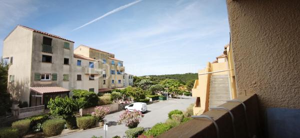 À vendre – Appartement à Saint-Pierre-la-Mer 
Charmant T1 meublé de 27 m² idéalement situé, parfait pour les vacances ou un investissement locatif 
✨ 1 chambre
✨ 4 couchages
✨ Salle d’eau
✨ Climatisation réversible 
✨ Petit balcon
✨ Place de parking privée
✨ Petite copropriété 45€ /mois
📍À quelques minutes de la plage et des commerces.
💰 Prix : 106 000 € FAI
📩 Contactez-moi en privé pour plus d’informations ou une visite.
Tel 0610717596.