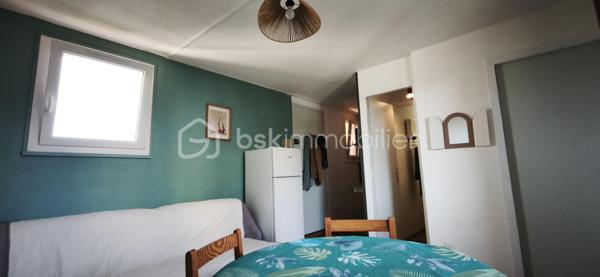 À vendre – Appartement à Saint-Pierre-la-Mer 
Charmant T1 meublé de 27 m² idéalement situé, parfait pour les vacances ou un investissement locatif 
✨ 1 chambre
✨ 4 couchages
✨ Salle d’eau
✨ Climatisation réversible 
✨ Petit balcon
✨ Place de parking privée
✨ Petite copropriété 45€ /mois
📍À quelques minutes de la plage et des commerces.
💰 Prix : 106 000 € FAI
📩 Contactez-moi en privé pour plus d’informations ou une visite.
Tel 0610717596.