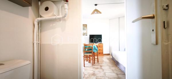 À vendre – Appartement à Saint-Pierre-la-Mer 
Charmant T1 meublé de 27 m² idéalement situé, parfait pour les vacances ou un investissement locatif 
✨ 1 chambre
✨ 4 couchages
✨ Salle d’eau
✨ Climatisation réversible 
✨ Petit balcon
✨ Place de parking privée
✨ Petite copropriété 45€ /mois
📍À quelques minutes de la plage et des commerces.
💰 Prix : 106 000 € FAI
📩 Contactez-moi en privé pour plus d’informations ou une visite.
Tel 0610717596.