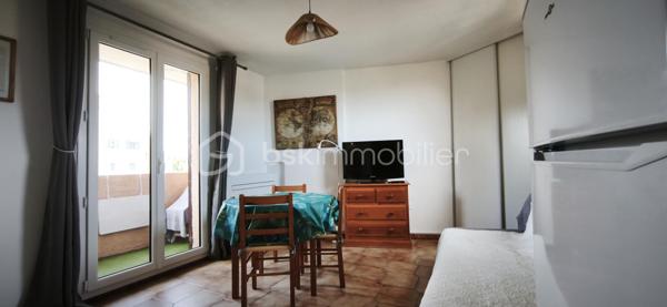À vendre – Appartement à Saint-Pierre-la-Mer 
Charmant T1 meublé de 27 m² idéalement situé, parfait pour les vacances ou un investissement locatif 
✨ 1 chambre
✨ 4 couchages
✨ Salle d’eau
✨ Climatisation réversible 
✨ Petit balcon
✨ Place de parking privée
✨ Petite copropriété 45€ /mois
📍À quelques minutes de la plage et des commerces.
💰 Prix : 106 000 € FAI
📩 Contactez-moi en privé pour plus d’informations ou une visite.
Tel 0610717596.