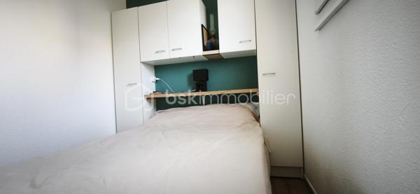 À vendre – Appartement à Saint-Pierre-la-Mer 
Charmant T1 meublé de 27 m² idéalement situé, parfait pour les vacances ou un investissement locatif 
✨ 1 chambre
✨ 4 couchages
✨ Salle d’eau
✨ Climatisation réversible 
✨ Petit balcon
✨ Place de parking privée
✨ Petite copropriété 45€ /mois
📍À quelques minutes de la plage et des commerces.
💰 Prix : 106 000 € FAI
📩 Contactez-moi en privé pour plus d’informations ou une visite.
Tel 0610717596.