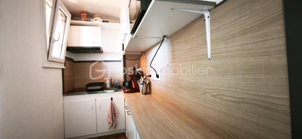 À vendre – Appartement à Saint-Pierre-la-Mer 
Charmant T1 meublé de 27 m² idéalement situé, parfait pour les vacances ou un investissement locatif 
✨ 1 chambre
✨ 4 couchages
✨ Salle d’eau
✨ Climatisation réversible 
✨ Petit balcon
✨ Place de parking privée
✨ Petite copropriété 45€ /mois
📍À quelques minutes de la plage et des commerces.
💰 Prix : 106 000 € FAI
📩 Contactez-moi en privé pour plus d’informations ou une visite.
Tel 0610717596.