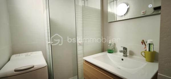 À vendre – Appartement à Saint-Pierre-la-Mer 
Charmant T1 meublé de 27 m² idéalement situé, parfait pour les vacances ou un investissement locatif 
✨ 1 chambre
✨ 4 couchages
✨ Salle d’eau
✨ Climatisation réversible 
✨ Petit balcon
✨ Place de parking privée
✨ Petite copropriété 45€ /mois
📍À quelques minutes de la plage et des commerces.
💰 Prix : 106 000 € FAI
📩 Contactez-moi en privé pour plus d’informations ou une visite.
Tel 0610717596.