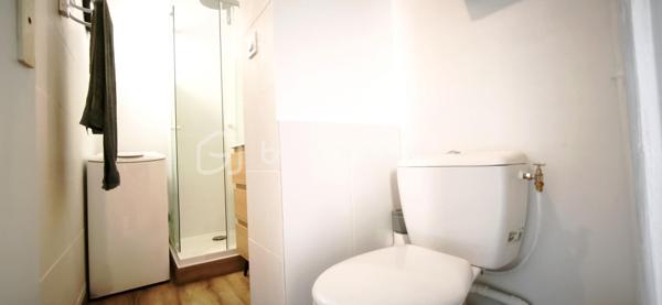 À vendre – Appartement à Saint-Pierre-la-Mer 
Charmant T1 meublé de 27 m² idéalement situé, parfait pour les vacances ou un investissement locatif 
✨ 1 chambre
✨ 4 couchages
✨ Salle d’eau
✨ Climatisation réversible 
✨ Petit balcon
✨ Place de parking privée
✨ Petite copropriété 45€ /mois
📍À quelques minutes de la plage et des commerces.
💰 Prix : 106 000 € FAI
📩 Contactez-moi en privé pour plus d’informations ou une visite.
Tel 0610717596.