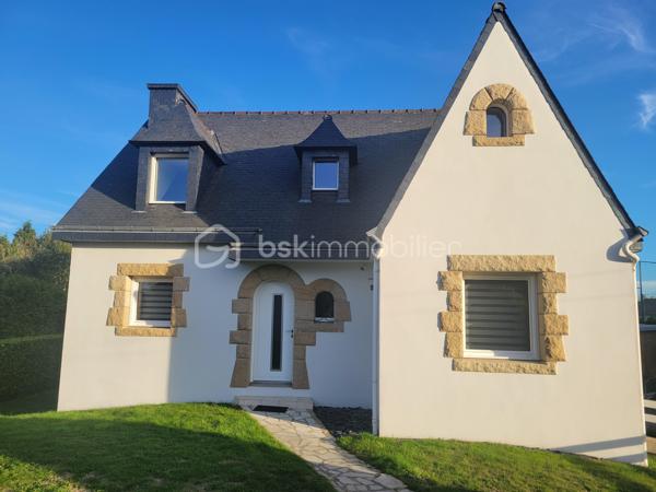 Cette maison construite en 1983, parfaitement entretenue et régulièrement améliorée au fil des années, offre de beaux volumes, des prestations de qualité et de nombreux espaces fonctionnels. Une maison pensée pour une vie de famille confortable, avec un véritable potentiel d’évolution.

Dès l’entrée, vous serez séduit par une entrée spacieuse avec placard, qui dessert les différents espaces de vie.
La cuisine moderne et entièrement équipée, installée en 2020 par Cuisinella, développe environ 10,57 m². Elle bénéficie d’un revêtement en granit et est vendue avec son électroménager. Ouverte sur le salon-séjour, elle profite ainsi d’un agréabe espace de vie de près de 44 m² au total.
Le salon-séjour de 33,87 m², lumineux et convivial, constitue le coeur de la maison.
Toujours au rez-de-chaussée, vous trouverez également :
* une chambre,
* une salle de bains,
* un WC indépendant.

À l’étage
Un agréable palier-mezzanine offre la possibilité d’aménager un espace bureau ou un coin lecture.
L’étage propose également : 
* deux belles chambres,
* un bureau fermé, idéal pour le télé-travail ou pouvant répondre à différents besoins,
* une grande salle d’eau,
* un WC indépendant.

🌿 Extérieurs et potentiel d’évolution
La maison bénéficie d’une agréable terrasse équipée d’un store banne manuel.
Les murs entourant la terrasse ont été renforcés afin de permettre la réalisation d’une future véranda : un véritable potentiel supplémentaire pour agrandir encore l’espace de vie.
Une cuve de récupération des eaux de pluie de 2 500 litres, instalée sous la terrasse, permet l’alimentation du WC au rez*de*chaussée grâce à un système de récupération et de traitement de l’eau.
Deux caméras extérieures complètent les équipements de la propriété.

🔨 Un sous-sol total particulièrement fonctionnel
Le sous-sol offre de très beaux volumes et se compose de : 
* une grande arrière-cuisine,
* une cave,
* un espace de stationnement d’environ 35 m²,
* un espace bricolage d’environ 23 m².

Mais surtout, la propriété dispose d’un grand garage, conçu pour accueillir un camping-car. Celui-ci bénéficie notamment : 
* d’une fosse de 1,50 m, idéale pour réaliser les vidanges,
* d’une charpente renforcée permettant d’envisager la création d’un grenier.

⚙️ Équipements et travaux récents : 
* Menuiseries de 2021 en aluminium côté sud et en PVC côté nord avec volets électriques et vélux équipé d’un store solaire
* Pompe à chaleur air/eau installée en 2022
* Insert bois installé en 2020, labellisé Flamme verte
* VMC hygroréglable de 2015
* Ramonage réalisé par un professionnel le 07/01/2026
* Réseau 5G disponible et possibilité de raccordement à la fibre

📋 Diagnostics et infortations complémentaires
* DPE : B
* GES : A
* Diagnostic électrique : aucune anomalie
* Assainissement individuel
* Taxe foncière : 1558 €
Concernant le diagnostic gaz, quelques interventions sont à prévoir : remplacement de la lyre GPL (+70 cm), actuellement non conforme; mise en accessibilité du robinet situé au fond du meuble; création d’une grille d’air adaptée.

❤️ Une maison complète et soigneusement entretenue. À découvrir sans tarder !