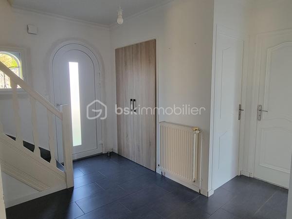 Cette maison construite en 1983, parfaitement entretenue et régulièrement améliorée au fil des années, offre de beaux volumes, des prestations de qualité et de nombreux espaces fonctionnels. Une maison pensée pour une vie de famille confortable, avec un véritable potentiel d’évolution.

Dès l’entrée, vous serez séduit par une entrée spacieuse avec placard, qui dessert les différents espaces de vie.
La cuisine moderne et entièrement équipée, installée en 2020 par Cuisinella, développe environ 10,57 m². Elle bénéficie d’un revêtement en granit et est vendue avec son électroménager. Ouverte sur le salon-séjour, elle profite ainsi d’un agréabe espace de vie de près de 44 m² au total.
Le salon-séjour de 33,87 m², lumineux et convivial, constitue le coeur de la maison.
Toujours au rez-de-chaussée, vous trouverez également :
* une chambre,
* une salle de bains,
* un WC indépendant.

À l’étage
Un agréable palier-mezzanine offre la possibilité d’aménager un espace bureau ou un coin lecture.
L’étage propose également : 
* deux belles chambres,
* un bureau fermé, idéal pour le télé-travail ou pouvant répondre à différents besoins,
* une grande salle d’eau,
* un WC indépendant.

🌿 Extérieurs et potentiel d’évolution
La maison bénéficie d’une agréable terrasse équipée d’un store banne manuel.
Les murs entourant la terrasse ont été renforcés afin de permettre la réalisation d’une future véranda : un véritable potentiel supplémentaire pour agrandir encore l’espace de vie.
Une cuve de récupération des eaux de pluie de 2 500 litres, instalée sous la terrasse, permet l’alimentation du WC au rez*de*chaussée grâce à un système de récupération et de traitement de l’eau.
Deux caméras extérieures complètent les équipements de la propriété.

🔨 Un sous-sol total particulièrement fonctionnel
Le sous-sol offre de très beaux volumes et se compose de : 
* une grande arrière-cuisine,
* une cave,
* un espace de stationnement d’environ 35 m²,
* un espace bricolage d’environ 23 m².

Mais surtout, la propriété dispose d’un grand garage, conçu pour accueillir un camping-car. Celui-ci bénéficie notamment : 
* d’une fosse de 1,50 m, idéale pour réaliser les vidanges,
* d’une charpente renforcée permettant d’envisager la création d’un grenier.

⚙️ Équipements et travaux récents : 
* Menuiseries de 2021 en aluminium côté sud et en PVC côté nord avec volets électriques et vélux équipé d’un store solaire
* Pompe à chaleur air/eau installée en 2022
* Insert bois installé en 2020, labellisé Flamme verte
* VMC hygroréglable de 2015
* Ramonage réalisé par un professionnel le 07/01/2026
* Réseau 5G disponible et possibilité de raccordement à la fibre

📋 Diagnostics et infortations complémentaires
* DPE : B
* GES : A
* Diagnostic électrique : aucune anomalie
* Assainissement individuel
* Taxe foncière : 1558 €
Concernant le diagnostic gaz, quelques interventions sont à prévoir : remplacement de la lyre GPL (+70 cm), actuellement non conforme; mise en accessibilité du robinet situé au fond du meuble; création d’une grille d’air adaptée.

❤️ Une maison complète et soigneusement entretenue. À découvrir sans tarder !