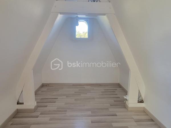 Cette maison construite en 1983, parfaitement entretenue et régulièrement améliorée au fil des années, offre de beaux volumes, des prestations de qualité et de nombreux espaces fonctionnels. Une maison pensée pour une vie de famille confortable, avec un véritable potentiel d’évolution.

Dès l’entrée, vous serez séduit par une entrée spacieuse avec placard, qui dessert les différents espaces de vie.
La cuisine moderne et entièrement équipée, installée en 2020 par Cuisinella, développe environ 10,57 m². Elle bénéficie d’un revêtement en granit et est vendue avec son électroménager. Ouverte sur le salon-séjour, elle profite ainsi d’un agréabe espace de vie de près de 44 m² au total.
Le salon-séjour de 33,87 m², lumineux et convivial, constitue le coeur de la maison.
Toujours au rez-de-chaussée, vous trouverez également :
* une chambre,
* une salle de bains,
* un WC indépendant.

À l’étage
Un agréable palier-mezzanine offre la possibilité d’aménager un espace bureau ou un coin lecture.
L’étage propose également : 
* deux belles chambres,
* un bureau fermé, idéal pour le télé-travail ou pouvant répondre à différents besoins,
* une grande salle d’eau,
* un WC indépendant.

🌿 Extérieurs et potentiel d’évolution
La maison bénéficie d’une agréable terrasse équipée d’un store banne manuel.
Les murs entourant la terrasse ont été renforcés afin de permettre la réalisation d’une future véranda : un véritable potentiel supplémentaire pour agrandir encore l’espace de vie.
Une cuve de récupération des eaux de pluie de 2 500 litres, instalée sous la terrasse, permet l’alimentation du WC au rez*de*chaussée grâce à un système de récupération et de traitement de l’eau.
Deux caméras extérieures complètent les équipements de la propriété.

🔨 Un sous-sol total particulièrement fonctionnel
Le sous-sol offre de très beaux volumes et se compose de : 
* une grande arrière-cuisine,
* une cave,
* un espace de stationnement d’environ 35 m²,
* un espace bricolage d’environ 23 m².

Mais surtout, la propriété dispose d’un grand garage, conçu pour accueillir un camping-car. Celui-ci bénéficie notamment : 
* d’une fosse de 1,50 m, idéale pour réaliser les vidanges,
* d’une charpente renforcée permettant d’envisager la création d’un grenier.

⚙️ Équipements et travaux récents : 
* Menuiseries de 2021 en aluminium côté sud et en PVC côté nord avec volets électriques et vélux équipé d’un store solaire
* Pompe à chaleur air/eau installée en 2022
* Insert bois installé en 2020, labellisé Flamme verte
* VMC hygroréglable de 2015
* Ramonage réalisé par un professionnel le 07/01/2026
* Réseau 5G disponible et possibilité de raccordement à la fibre

📋 Diagnostics et infortations complémentaires
* DPE : B
* GES : A
* Diagnostic électrique : aucune anomalie
* Assainissement individuel
* Taxe foncière : 1558 €
Concernant le diagnostic gaz, quelques interventions sont à prévoir : remplacement de la lyre GPL (+70 cm), actuellement non conforme; mise en accessibilité du robinet situé au fond du meuble; création d’une grille d’air adaptée.

❤️ Une maison complète et soigneusement entretenue. À découvrir sans tarder !
